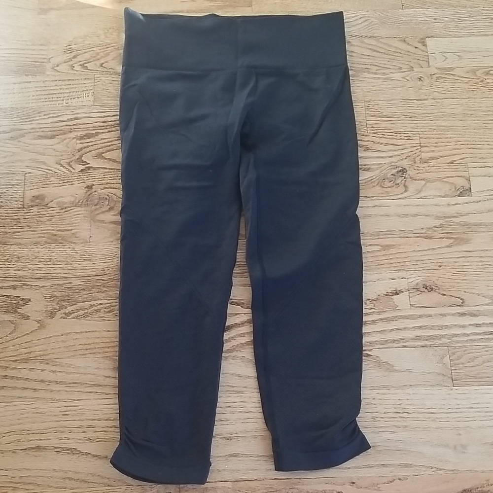 (8) lululemon athletica Capri Leggings Yoga Running Cardio Activewear Workout